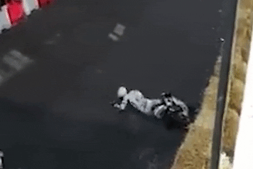 Video: Tay đua môtô thoát chết sau khi bị đối thủ tông vào đầu