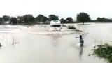 Video: Cậu bé lội nước dẫn đường cho xe cứu thương qua cầu