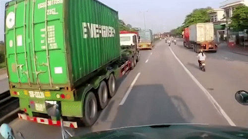 Video: Nữ tài xế mặc như 'ninja' tạt đầu xe container trên quốc lộ 5