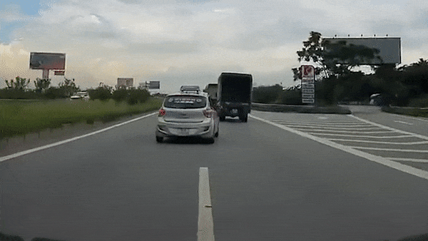 Video: Tài xế vô tư đi lùi suýt gây tai nạn trên cao tốc