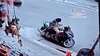 Video: Nam thanh niên bị ôtô đâm khi đang ngồi nạp thẻ điện thoại