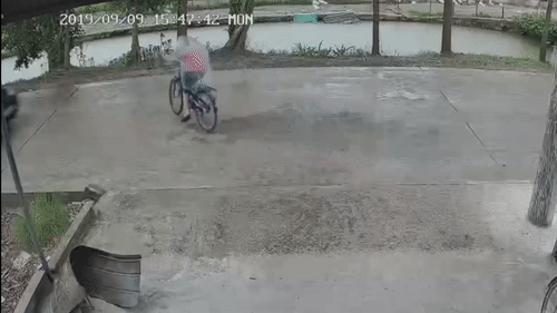 Video: Phẫn nộ ôtô tông văng bé trai sang đường rồi bỏ chạy