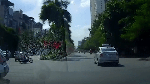 Video: Thanh niên đi xe máy vào cua gắt suýt thiệt mạng trước đầu taxi
