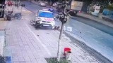Video: Taxi mất lái tông trúng 2 người phụ nữ đi nhặt ve chai