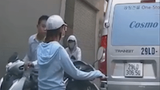Video: Nam thanh niên đi xe tay ga nhổ nước bọt vào phụ nữ đi đường