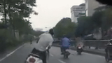 Video: Nam thanh niên lạng lách liên tục rồi ngã trước đầu ôtô