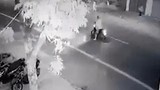 Video: Ôtô đâm văng 2 bố con đang băng qua đường