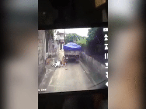 Video: Hãi hùng trượt chân ngã vào bánh xe tải một người phụ nữ thoát chết thần kỳ
