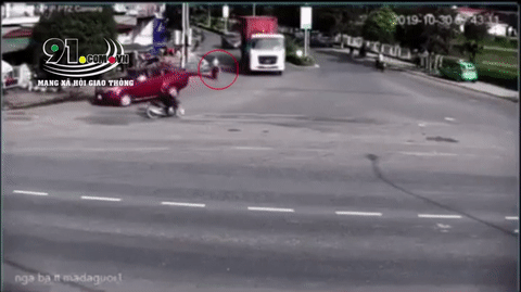 Video: Đi vào điểm mù, người phụ nữ điều khiển xe máy bị container "nuốt chửng"
