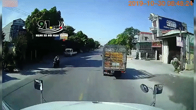 Video: Đánh lái tránh xe tải phanh gấp, container đè qua người ông lão đi xe máy