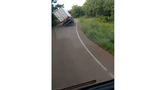 Video: Hãi hùng tài xế container thoát chết thần kỳ khi vào cua suýt lật xe