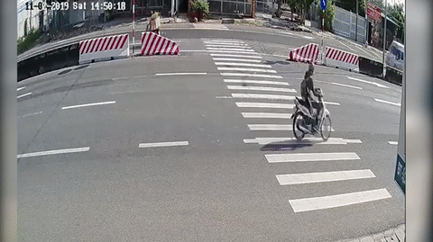 Video: Sang đường bất cẩn, người phụ nữ bị ô tô đâm tử vong