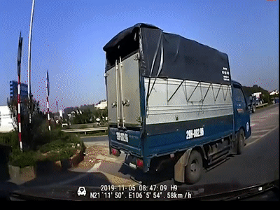 Video: Vượt đúng điểm mù, ô tô bị xe tải húc bay xoay ngang đường