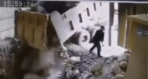 Video: Hãi hùng tài xế xe ben bị tảng đá rơi trúng đầu, nằm bất động