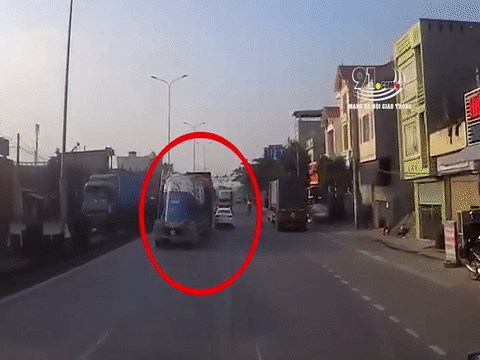 Video: Chuyển làn thiếu quan sát, xe bồn tông nát đuôi ô tô 4 chỗ