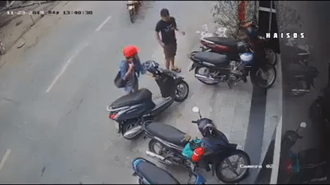 Video: Hoảng hồn 2 tên trộm phóng xe máy giật túi xách trong nháy mắt