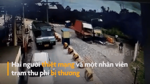 Video: Container húc tung cabin trạm thu phí, 2 người chết thảm