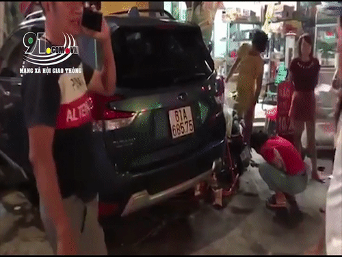 Video: Ô tô điên tông xe máy rồi lao vào quầy hàng, hai người nguy kịch