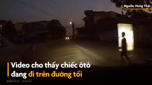Video: Lao sang đường đột ngột, bé trai suýt bị ô tô tông trúng