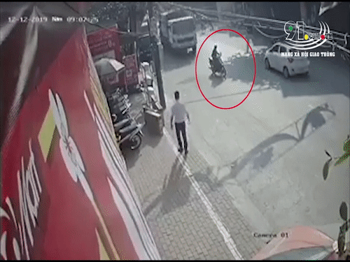 Video: Đột ngột dừng giữa đường, tài xế xe máy bị ô tô tải tông bất động