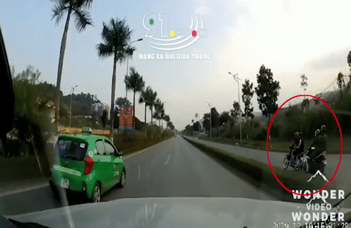 Video: Cảnh sát rượt đuổi 2 thanh niên đi xe máy như phim hành động