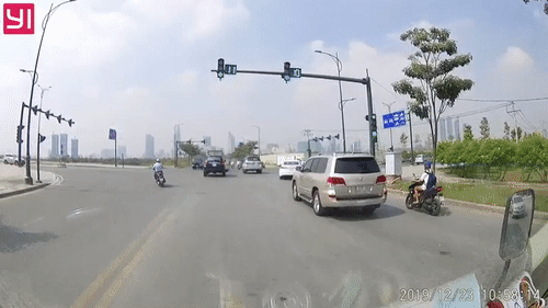 Video: Đánh lái xuất thần, xe tải tránh cú tông mạnh của taxi rẽ ẩu