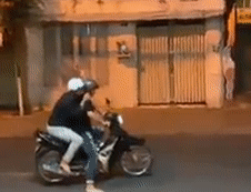 Video: Thanh niên say xỉn lái xe máy và cái kết "không nhặt được mồm"