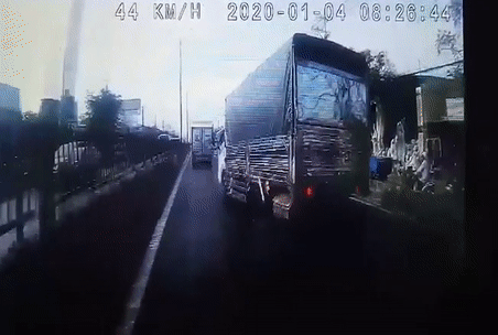 Video: Chuyển làn ẩu rồi phanh gấp, xe tải "thụi" ô tô đi sau móp đầu