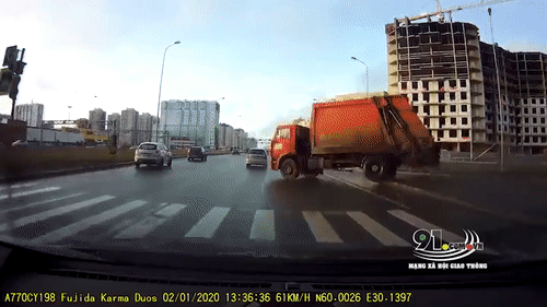 Video: Xe rác “ôm” cua tốc độ cao, văng sang bên đường lật nhào