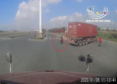 Video: Hoảng hồn tài xế container đánh lái cứu xe máy đi ra từ điểm khuất