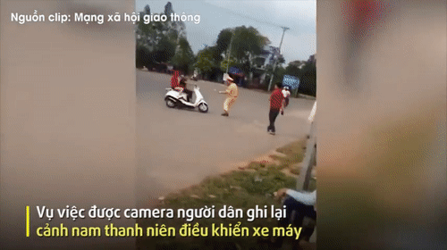 Video: Sợ bị thổi phạt, tài xế xe máy đánh võng đâm CSGT rồi bỏ chạy