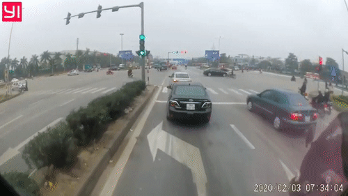 Video: Tài xế xe tải chèn ép xe đằng sau rồi vượt đèn đỏ gây bức xúc