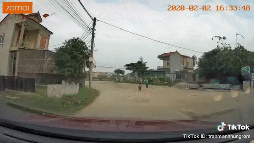 Video: Bé trai bất thình lình ném đá vào cửa kính ô tô gây bức xúc