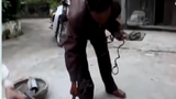 Video: Dị nhân 35 năm không cắt móng tay ở Nam Định