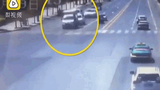 Video" xe tải bị "ma ám" thổi bay lên không trung