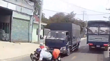 Video: Xe máy ngã ngay trước đầu xe tải 
