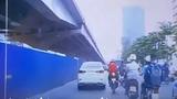 Video: Tạt đầu xe cùng chiều, xe máy gây tai nạn liên hoàn