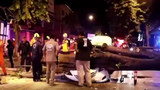 Video: Cây lớn đổ đè bẹp xe, cặp vợ chồng thoát chết trong gang tấc