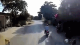 Video: Bé trai sang đường đột ngột khiến hai người suýt mất mạng
