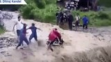 Video: Băng qua dòng lũ dữ, người đàn ông bị cuốn trôi