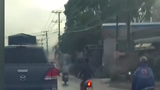 Video: Xe máy mất lái đâm vào đuôi xe tải