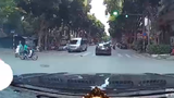 Video: Xe máy vượt đèn đỏ bị ôtô đâm ngã xuống đường