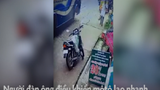 Video: Tài xế môtô đánh lái khéo léo né tránh xe buýt