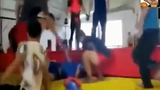Video: Thách đấu cao thủ, võ sĩ bị đá cắm đầu xuống đất