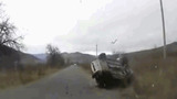 Video: Ô tô lộn vòng hất văng người phụ nữ ra khỏi xe