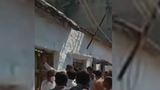 Video: Cả làng náo loạn vì báo hoang tấn công người