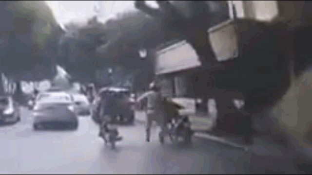 Video: Nam thanh niên dắt xe máy chạy CSGT sau vi phạm