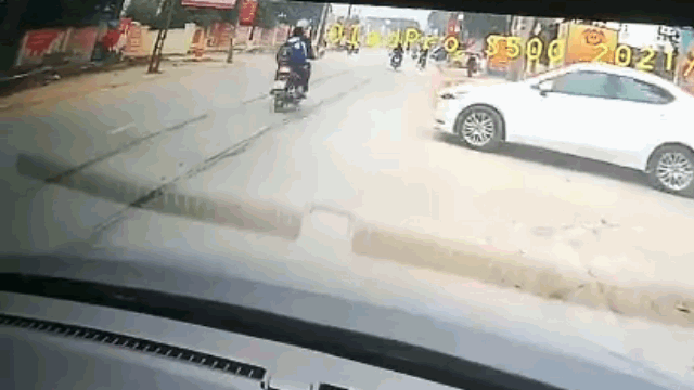 Video: Nhầm chân ga, nữ tài xế lao thẳng vào cột điện
