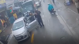 Video: Tài xế hùng hổ dùng gậy đập vỡ kính ô tô con phía sau