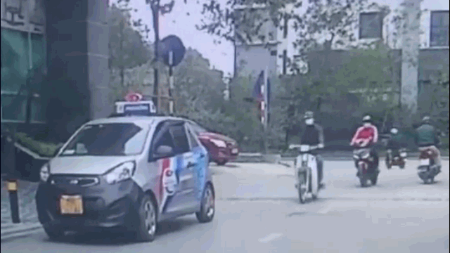 Video: Mở cửa xe bất cẩn, tài xế taxi gây tai nạn